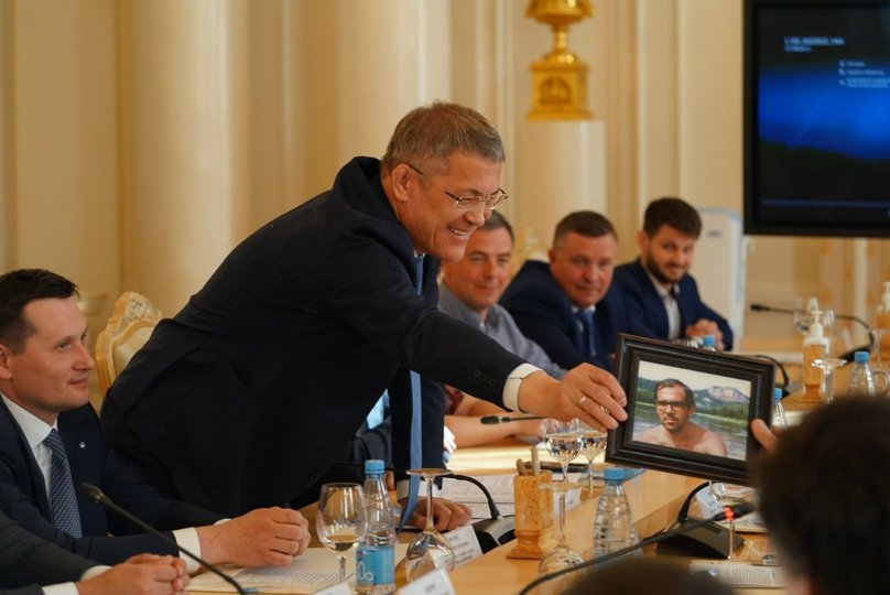 Радий Хабиров подарил министру иностранных дел России уникальное фото