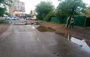 В Уфе ветер повалил столб на проезжую часть