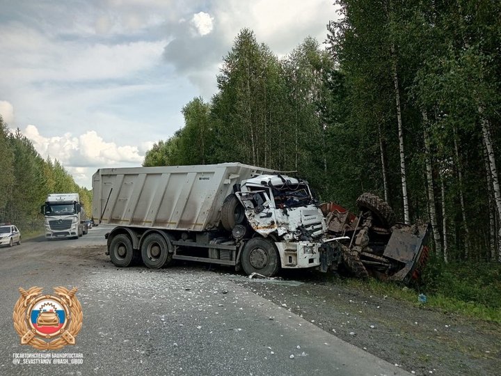 В Уфе автомобиль врезался в КамАЗ, есть пострадавшие