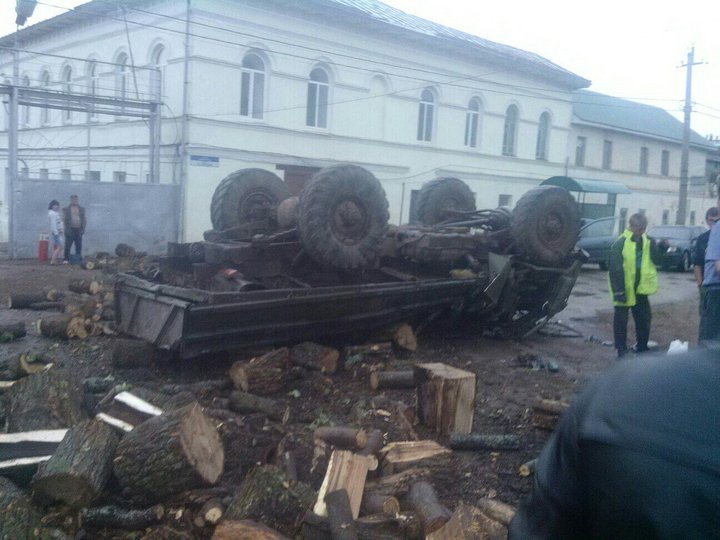 В Бирске перевернулся грузовик с дровами