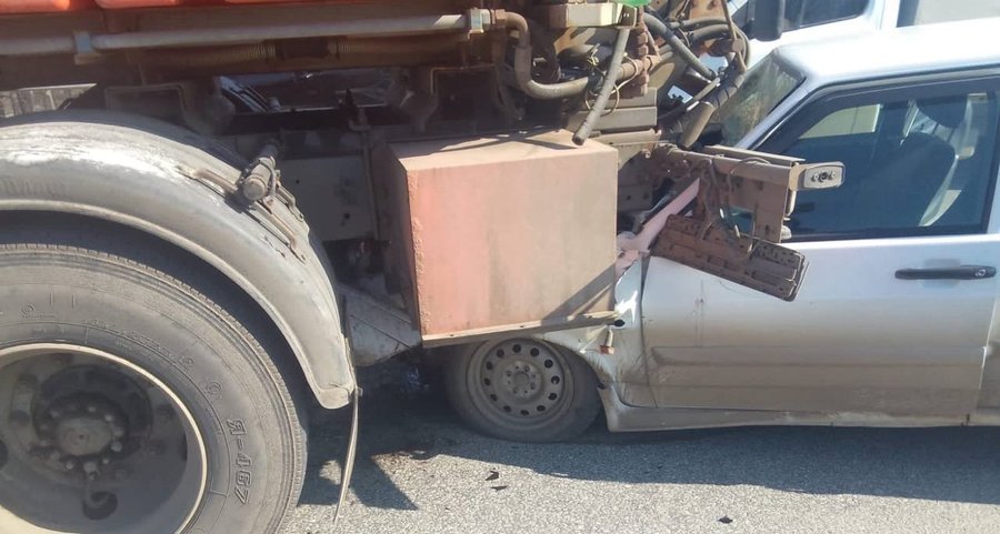 На трассе Уфа – Оренбург легковушка наехала на «КамАЗ», пострадала 17- летняя девушка