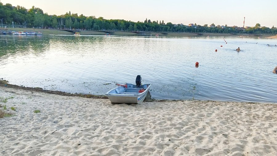 В Уфе две школьницы начали тонуть в Белой, устав бороться с течением за-за сильного ветра