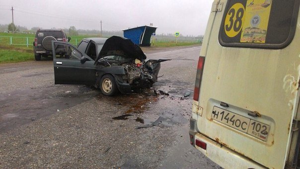 В Башкирии столкнулись пассажирский автобус и ВАЗ: двое пострадали