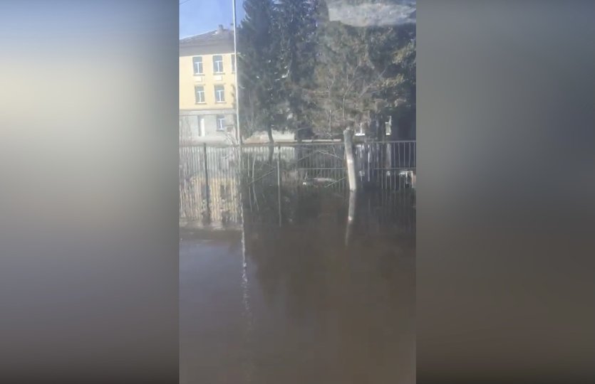Настоящий потоп: В Уфе двор школы затопило талыми водами