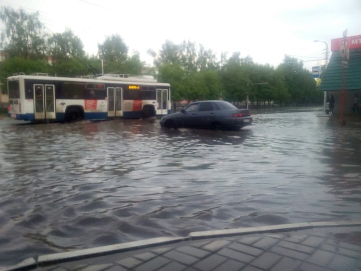 Ливень и шквалистый ветер обрушились на Стерлитамак: дороги ушли под воду