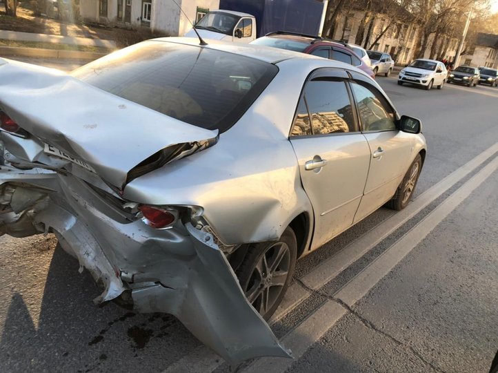 В Уфе девушка за рулем Toyota Camry врезалась в стоявшую на месте иномарку