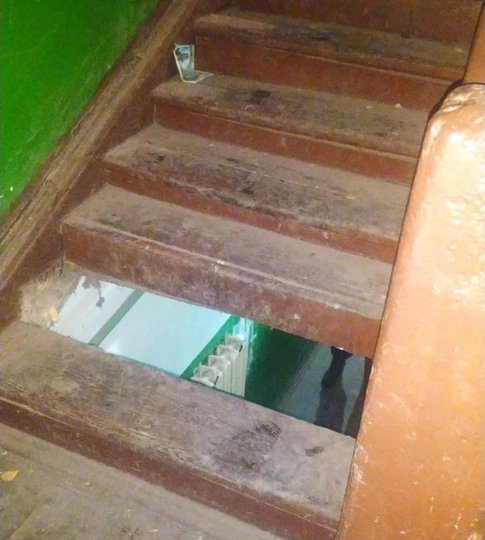 В Уфе в подъезде старого дома обвалилась лестница