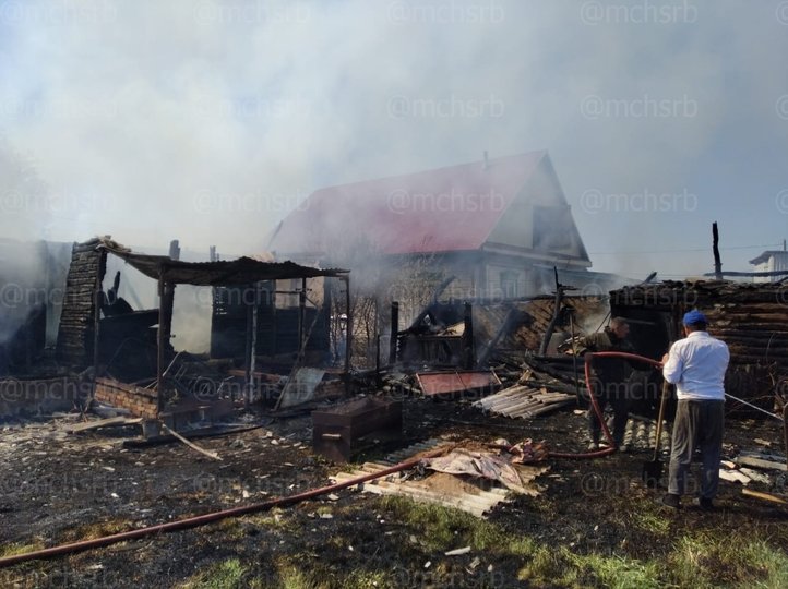В Башкирии мужчина с женщиной заживо сгорели в пожаре в бревенчатом доме