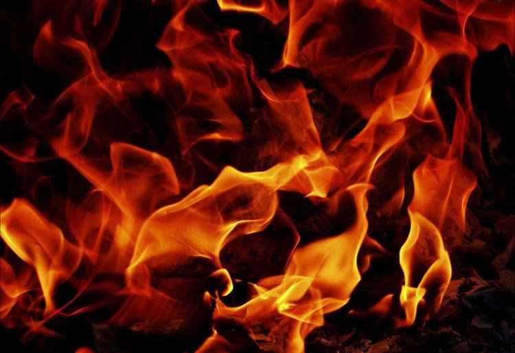 В Башкирии ночью загорелись дом и баня, есть погибший