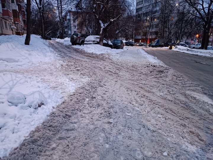 В Уфе два трактора завязли в снежной каше, пытаясь очистить проезд