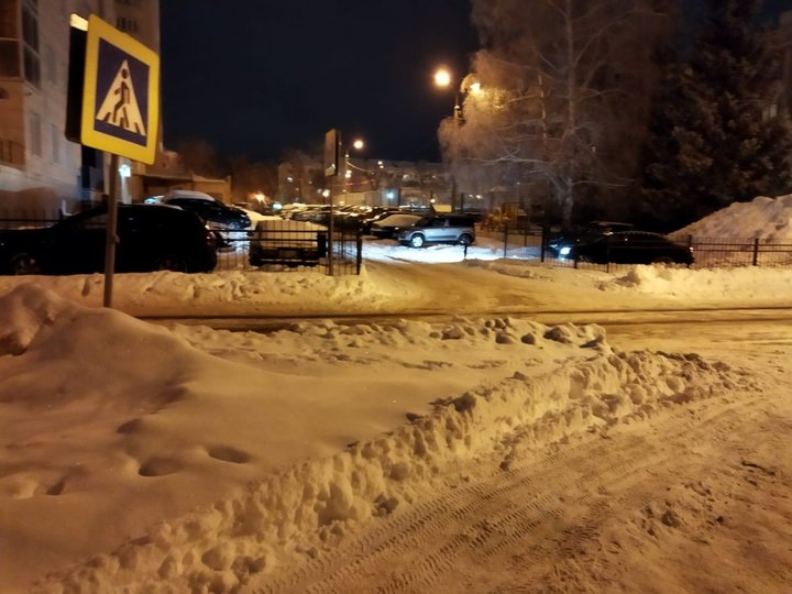 Уфимка заявила, что дети по дороге в школу рискуют жизнью из-за неубранного снега