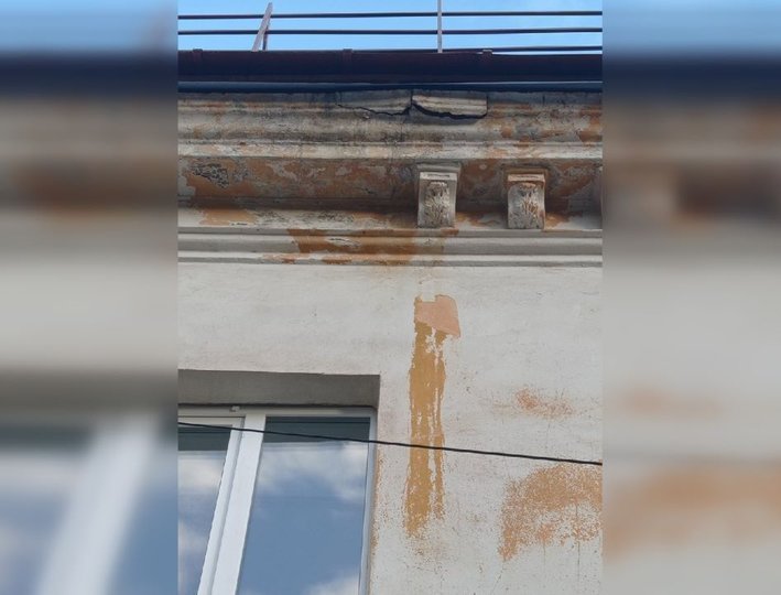 В Уфе упавшая часть фасада двухэтажного дома пролетела в миллиметрах от девушки