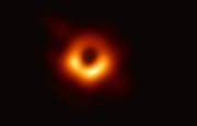 Ученые сделали первой в истории человечества снимок черной дыры