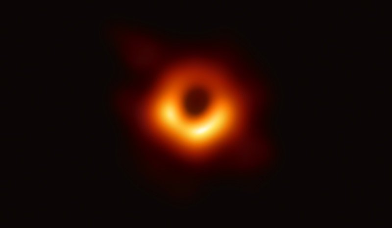 Ученые сделали первой в истории человечества снимок черной дыры