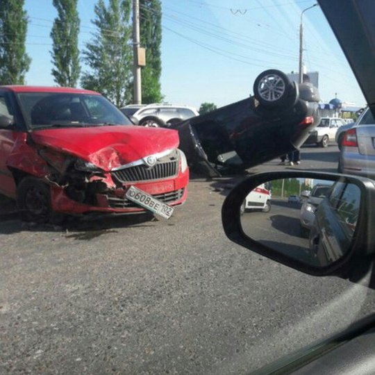 В Уфе перевернулся автомобиль: образовалась пробка