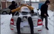 В Башкирии парня привязали скотчем к машине и прокатили по улицам