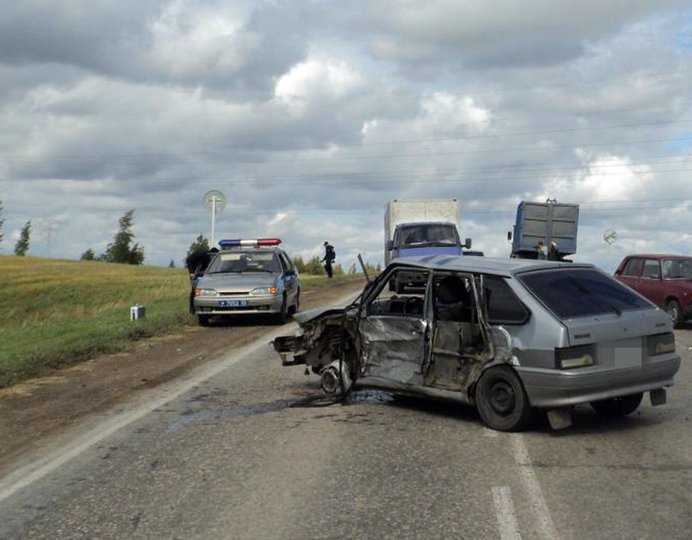 В Башкирии «четырнадцатая» врезалась во встречный КамАЗ