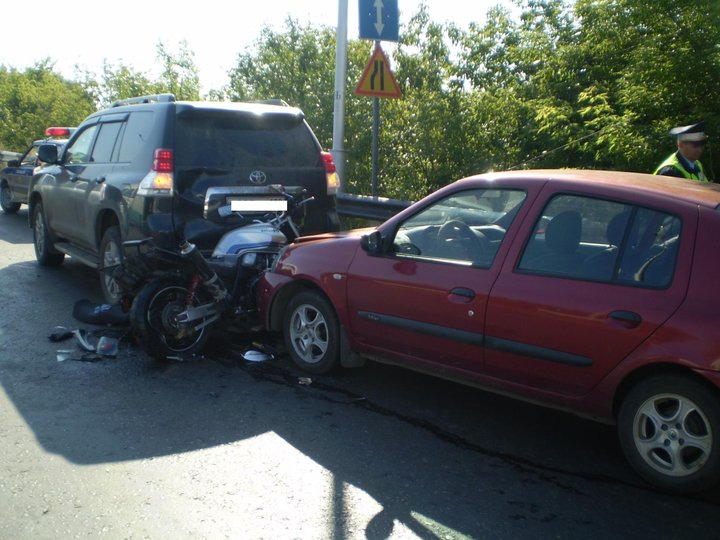 В Уфе в ДТП мотоциклиста зажало между автомобилями