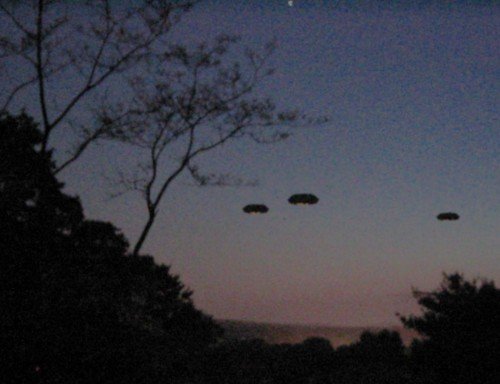 В Коннектикуте очевидцы запечатлели флот НЛО во время велопрогулки в лесу