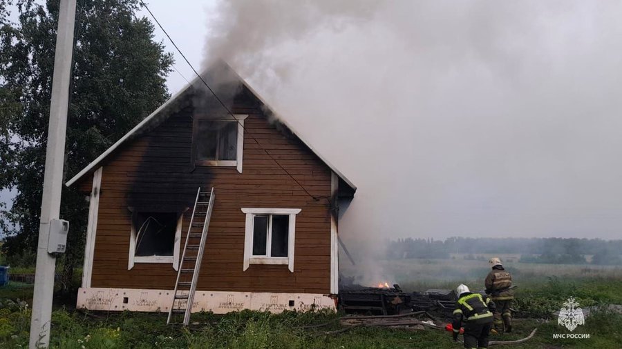 В Башкирии вспыхнул пожар в доме многодетной семьи