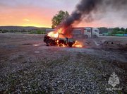 В Башкирии открытым огнем загорелась машина на парковке придорожного кафе: Водитель госпитализирован