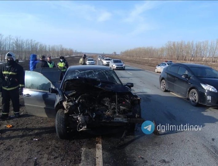 В Башкирии в лобовом столкновении машин на трассе погиб мужчина