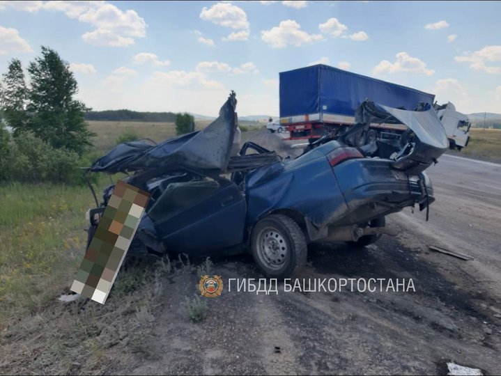 В Башкирии водитель легковушки погиб в лобовом столкновении с фурой