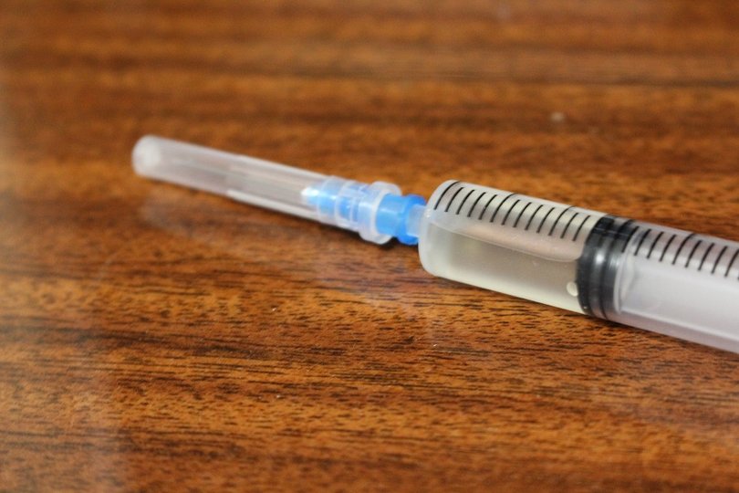 Просроченной вакциной от COVID-19 привили десятки детей в США