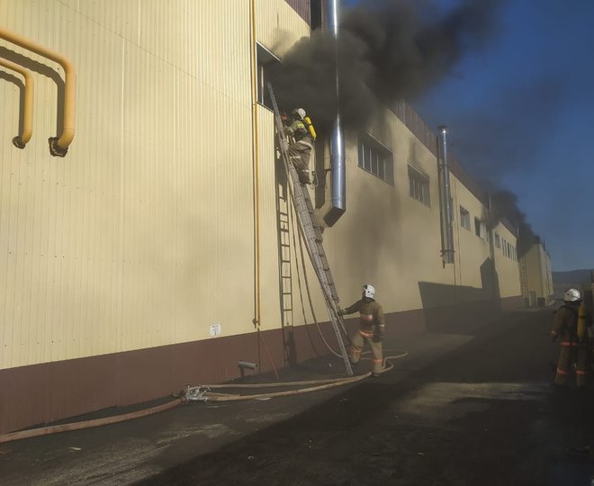 С завода Башкирии из-за пожара эвакуировали 24 человека