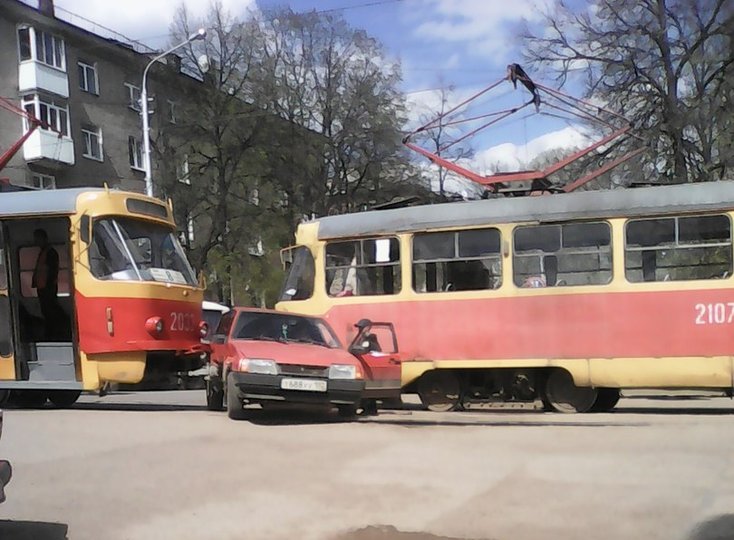 В Уфе женщина и ребёнок оказались зажаты в «девятке» между двумя трамваями
