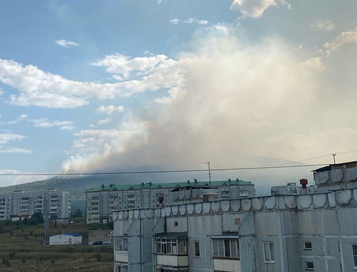 Дым поднялся над городом – В Башкирии в тушении полыхающего леса на горе в заповеднике помогают волонтеры